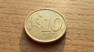 Moneta da 10 centesimi di euro su superficie in legno