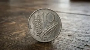 Moneta italiana da 10 lire con spiga del 1954 su superficie in legno